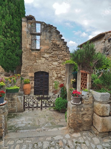 Les Baux-de-Provence – südfranzösischer Ort in der Region Provence-Alpes-Côte d’Azur - High Dynamic Range Image 
 photo