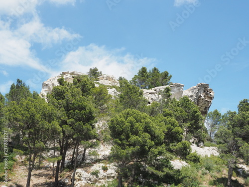 Felslandschaft bei Les Baux-de-Provence – südfranzösischer Ort in der Region Provence-Alpes-Côte d’Azur 