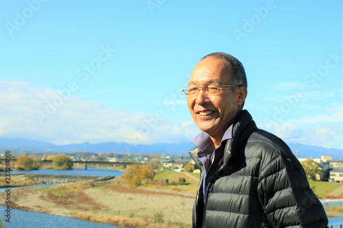 散歩のシニア男性