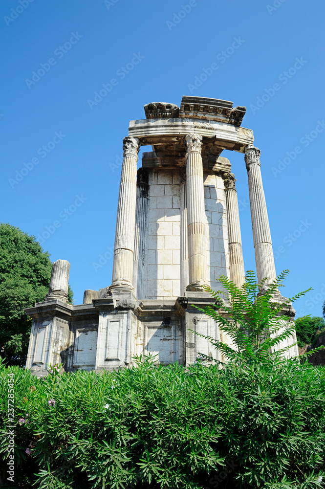 Remains of the ancient circular structure known as Tempio di Vesta located the Roman Forum and believed to stored the sacred fire of Rome, Temple of Vesta, Rome, Italy foto