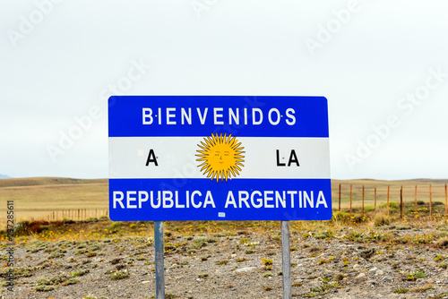 Road sign with the inscription "Bienvenidos, Republica Argentina", Calafate, Patagonia, Argentina.