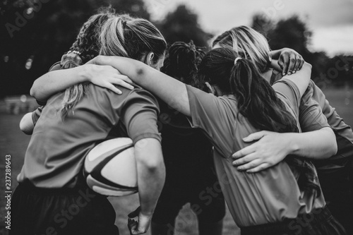 Canvas Print Young female rugby players huddling