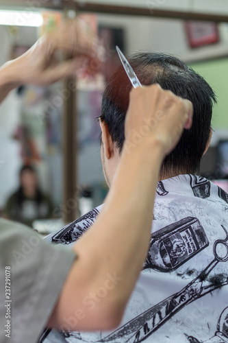 Barber hand with the back of the head.