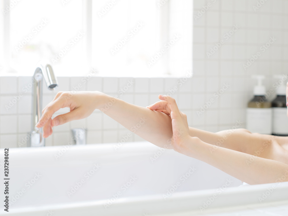 © naka - バスルーム・女性 © naka - バスルーム・女性