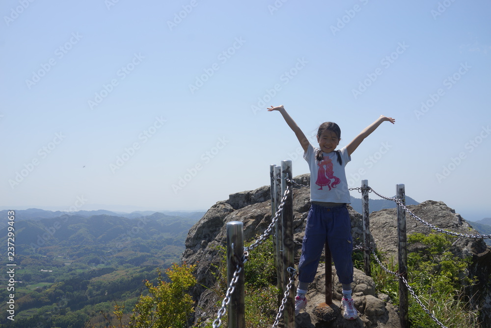 頂上　万歳　達成感　登頂　小学生　少女