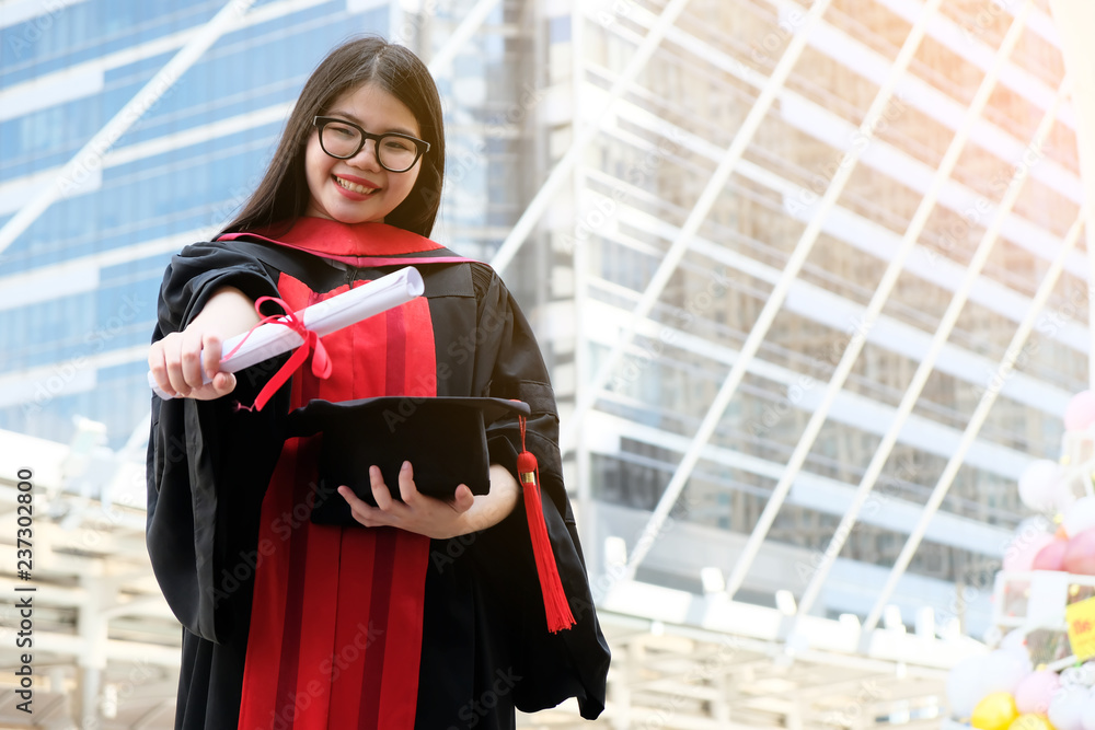 Obraz premium Asian girls graduated and received a degree.
