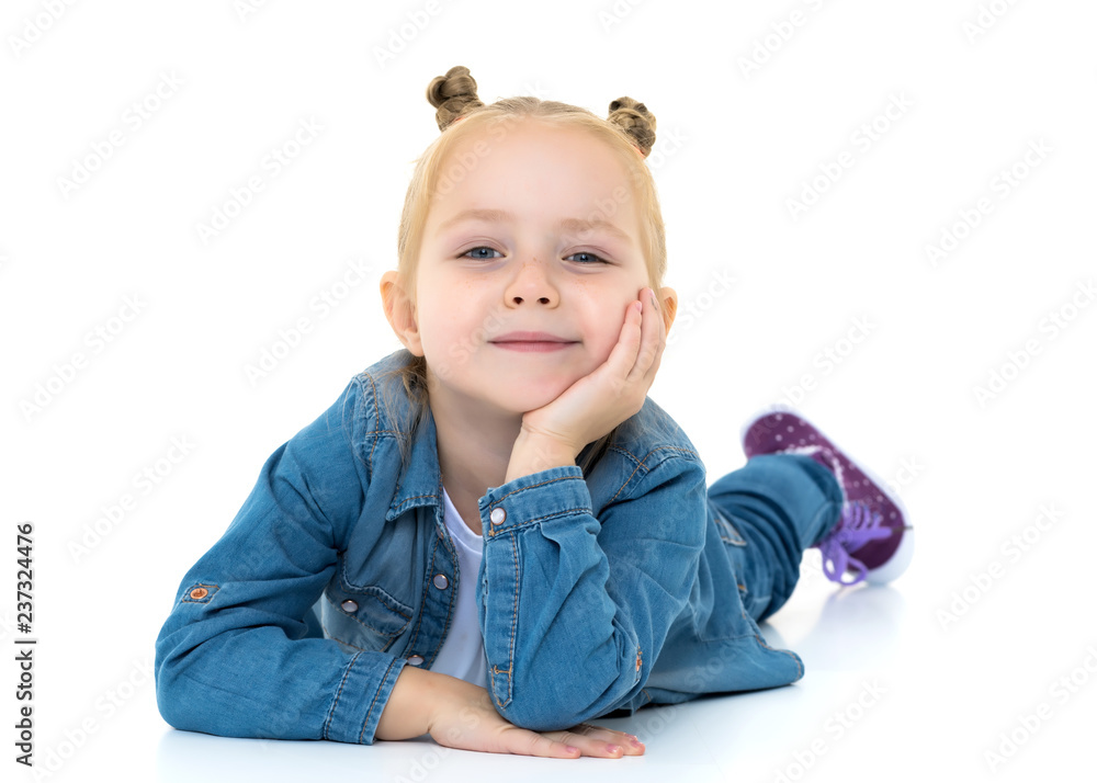 Naklejka premium Little girl lies on the floor