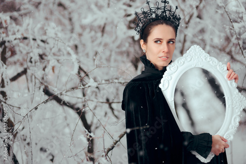 Canvastavla Evil Queen with Magic Mirror in Winter Wonderland