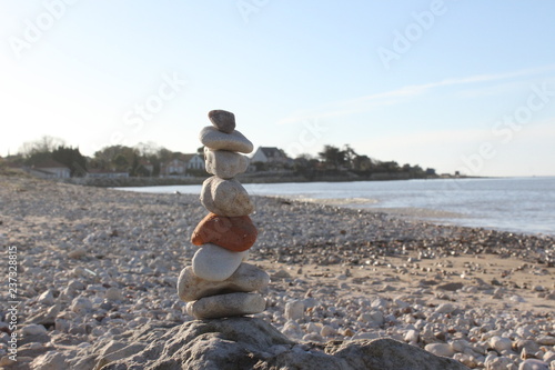 Empilement de galet bord de mer