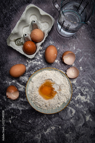 Tradycyjne wypieki. Kulinarne tło, jajka, mąka składniki potrzebne do ciasta.