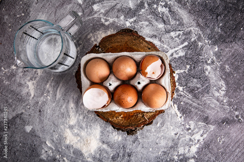 Wiejskie jaja. Kulinarne tło, jajka, mąka składniki potrzebne do ciasta.