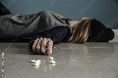 Female junkie with syringe ...