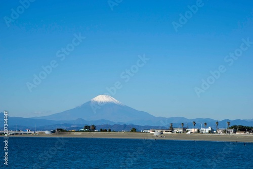秋の海と富士山 © 田中　喜一郎