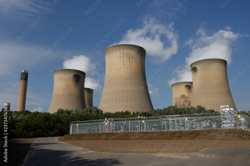 COOLING TOWERS AND CHIMNEY AT DRAX POWER STATION YORKSHIRE ENGLAND COOLING TOWERS AND CHIMNEY AT DRAX POWER STATION YORKSHIRE ENGLAND