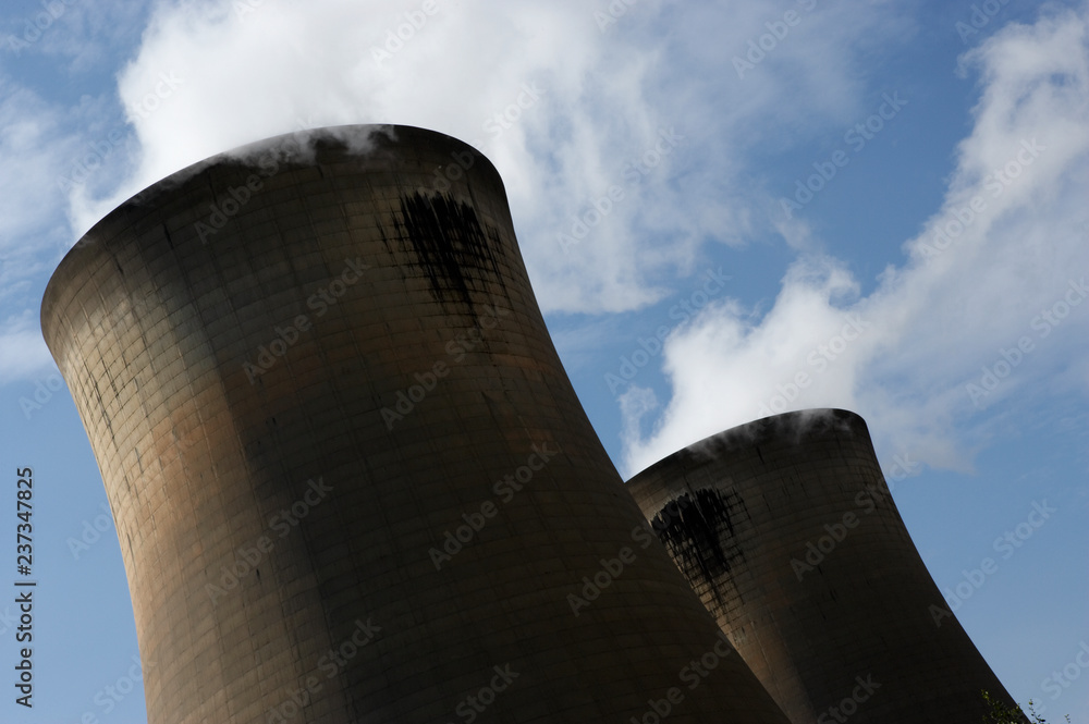 COOLING TOWERS AND CHIMNEY AT DRAX POWER STATION YORKSHIRE ENGLAND COOLING TOWERS AND CHIMNEY AT DRAX POWER STATION YORKSHIRE ENGLAND