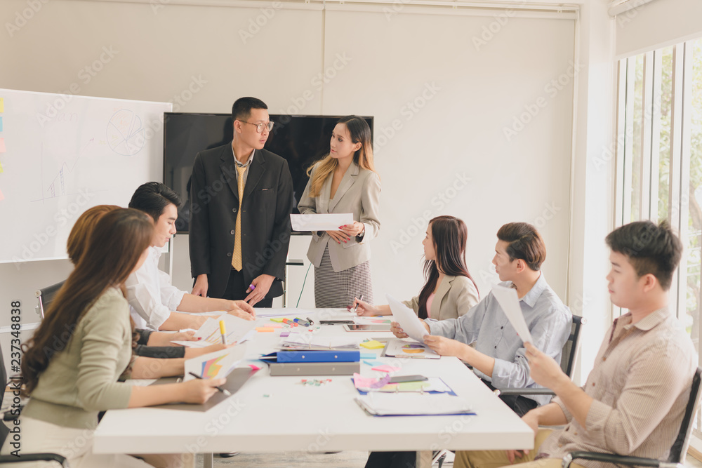 A group of Asian businessmen are discussing.The president and secretary Presentations to the employees. A group of Asian businessmen are discussing.The president and secretary Presentations to the employees.