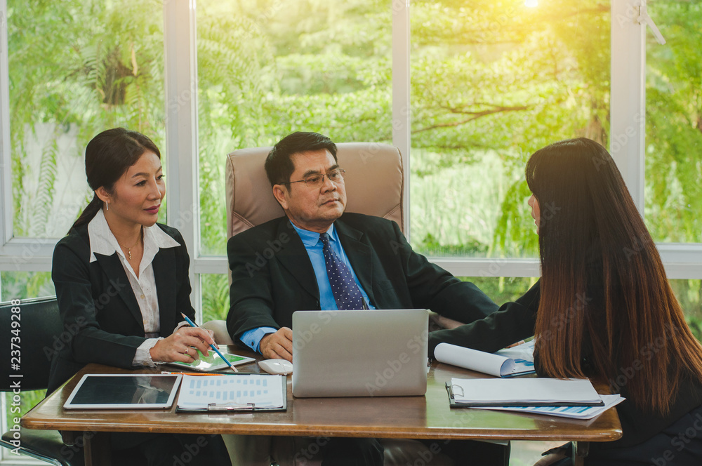 Managers and employees Talking about work in the workplace Managers and employees Talking about work in the workplace
