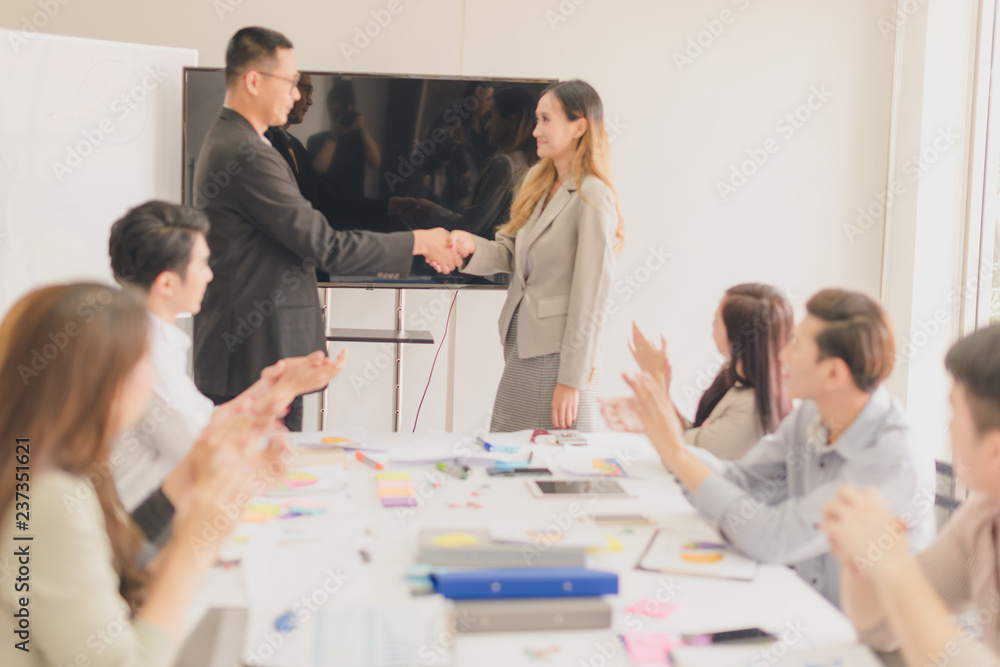 A group of Asian businessmen are discussing. President shakes hands with secretary And the staff applauded. A group of Asian businessmen are discussing. President shakes hands with secretary And the staff applauded.