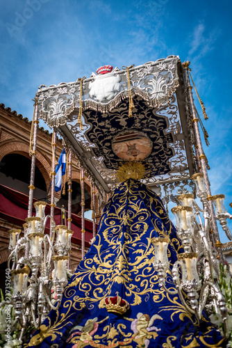 virgen el el paso de semana santa en Huelva y Sevilla y Andalucía en el domingo de resurrección