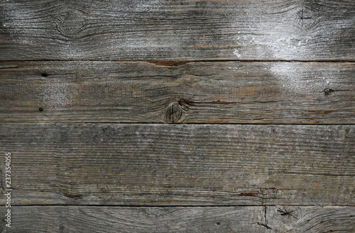 Rustikaler Holzuntergrund mit Mehl photo