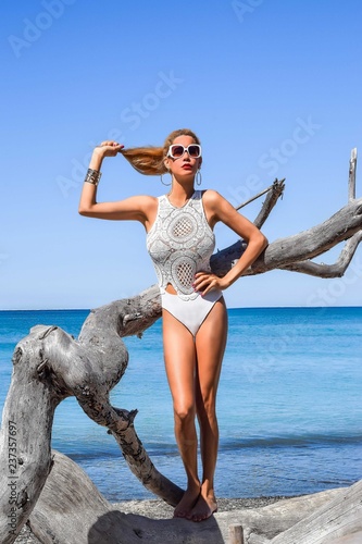 bellissima modella bionda glamour in spiaggia