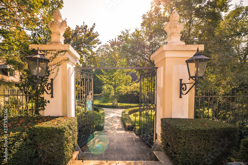 Das Schloss Laudon, auch Schloss Hadersdorf genannt, ist ein barockes Wasserschloss in Hadersdorf, das heute zum 14. Wiener Gemeindebezirk Penzing gehört. photo