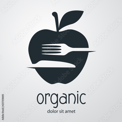 Logotipo con texto organic con cubiertos en espacio negativo en manzana en fondo gris