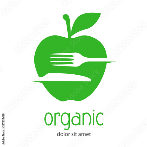 Logotipo con texto organic con cubiertos en espacio negativo en manzana en color verde