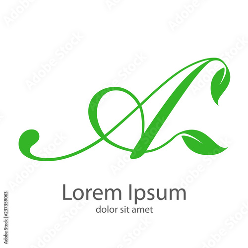 Logotipo letra A mayúscula con hojas en color verde