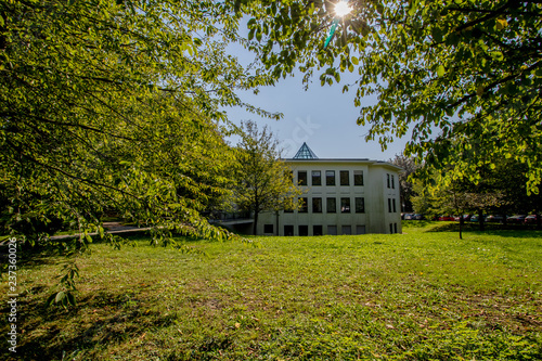 Das Schloss Laudon, auch Schloss Hadersdorf genannt, ist ein barockes Wasserschloss in Hadersdorf, das heute zum 14. Wiener Gemeindebezirk Penzing gehört. photo