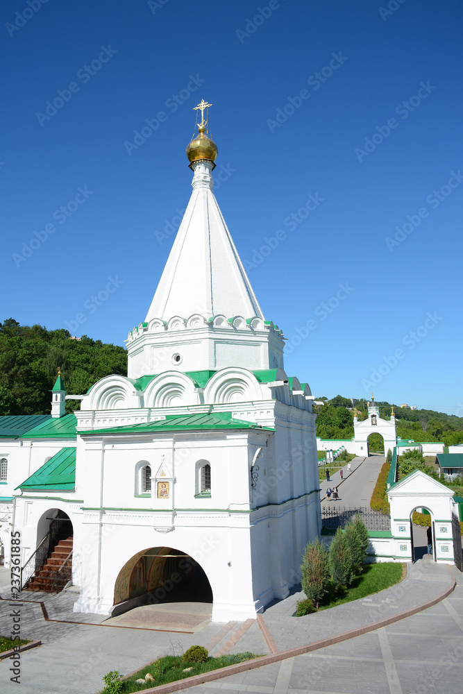 Obraz premium NIZHNY NOVGOROD, RUSSIA - MAY 25, 2018: Pechersky Ascension Monastery