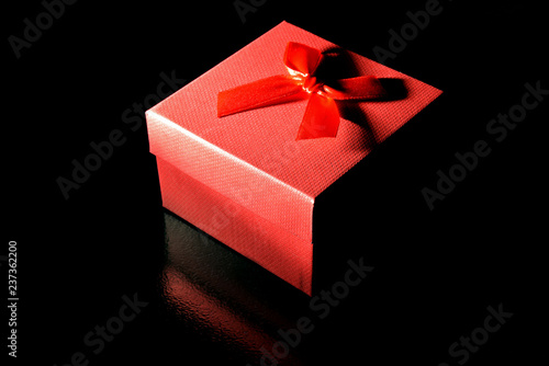 Canvastavla box with red ribbon