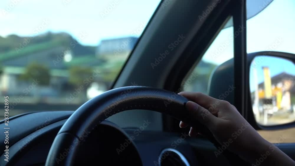 車を運転する女性