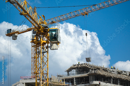 crane on the consturction work