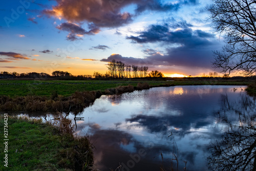 flusslandschaft, fluss, wiesen, holzbrücke, sonnenunteergang, wolkenhimmel, wolken, wellen, reflektion, 