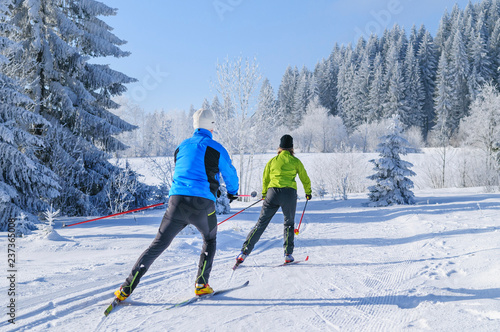 Workout beim Skating in herrlicher Winterlandschaft