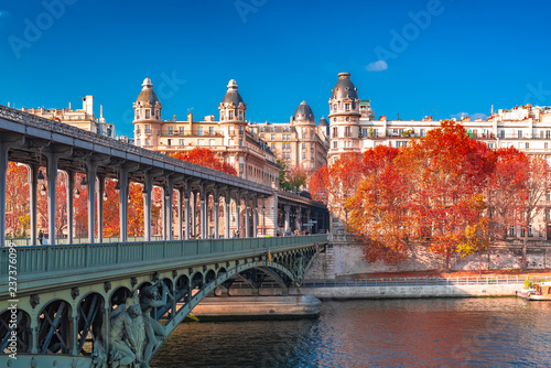 Paris, panorama in autumn, the Bir-Hakeim bridge and beautiful parisian buildings, view of the Seine   © Pascale Gueret