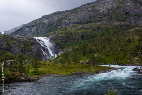 Wasserfall Nykkjesøyfossen bei Kinsarvik in Norwegen / Skandinavien