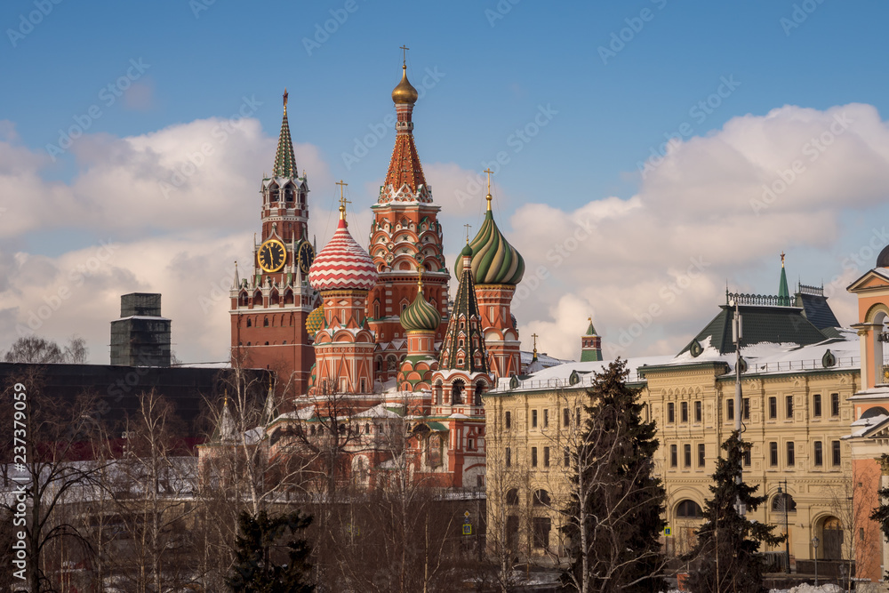 Fototapeta premium Moscow Kremlin. View of Spasskaya tower and St. Basil's cathedral