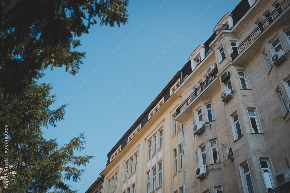 Naklejka premium old building in the city