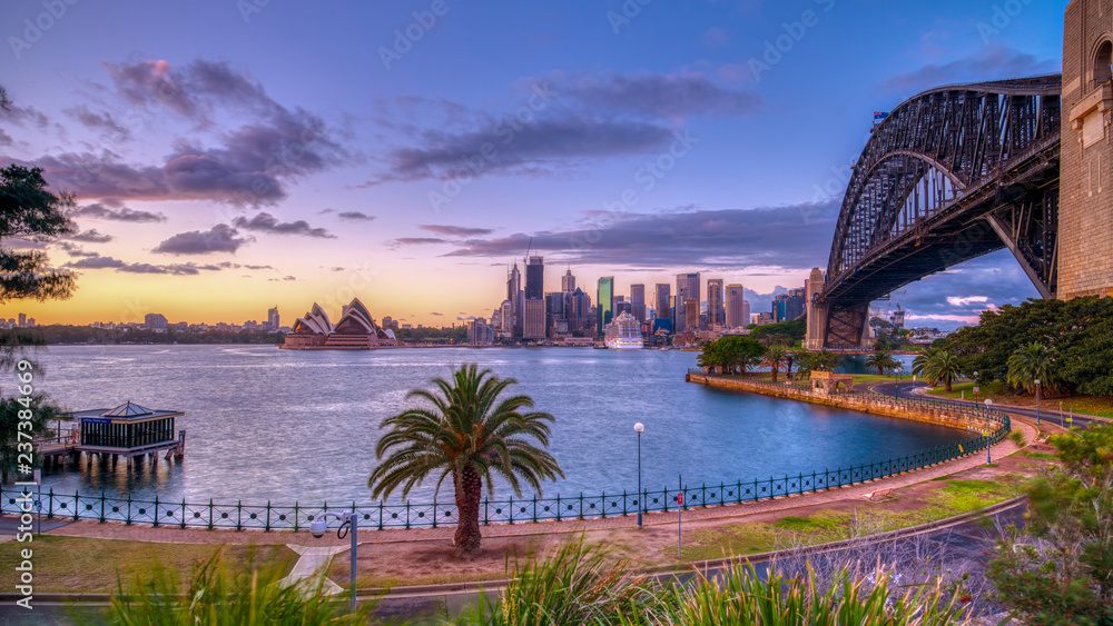 Naklejka premium Sunrise on Sydney Harbour from Milsons Point, NSW, Australia