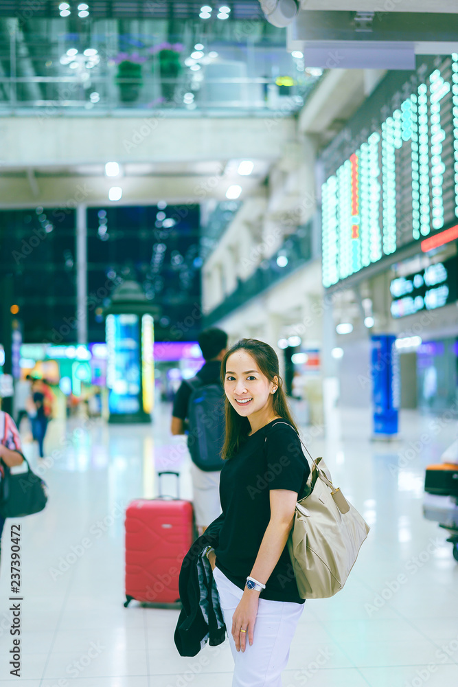 Obraz premium traveler woman posing in airport by Prepare to travel with travel concept