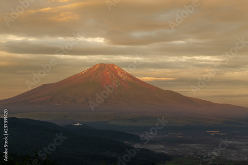 二十曲峠から朝焼けと赤富士