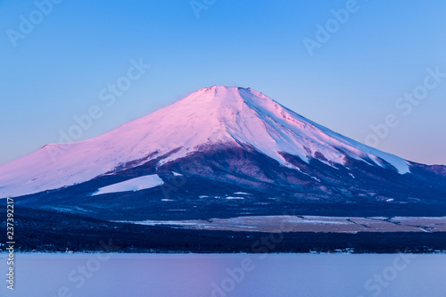 積雪の山中湖から紅富士