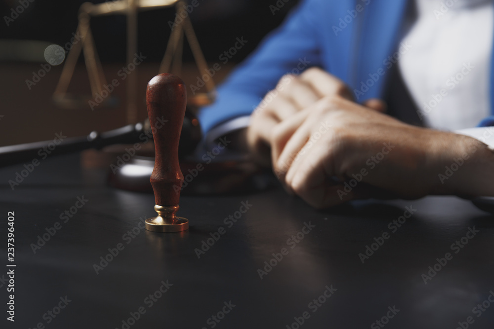 Obraz premium Notary signing a contract with fountain pen in dark room concept. pen business man law attorney lawyer