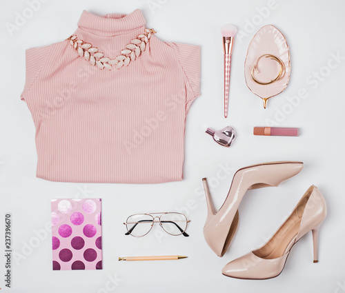 Outfit in beige and pale pink colors.