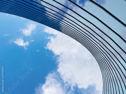 Perspektywa wieżowca i systemu okien z ciemnej stali z chmurami odbijającymi się na szkle. Koncepcja biznesowa przyszłej architektury, patrz kąt narożnika budynku. Renderowania 3d
