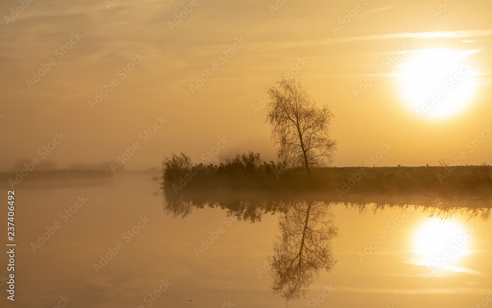 Mystischer Sonnenaufgang - Nebel im September - Natürlicher Hintergrund Mystischer Sonnenaufgang - Nebel im September - Natürlicher Hintergrund