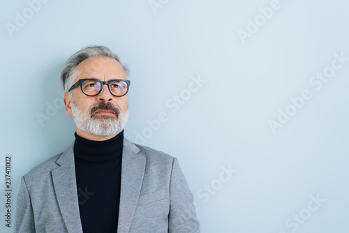 Thoughtful bearded man wearing glasses © contrastwerkstatt