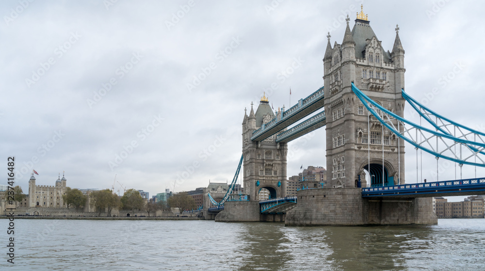 Obraz premium tower bridge in london on the River Thames 